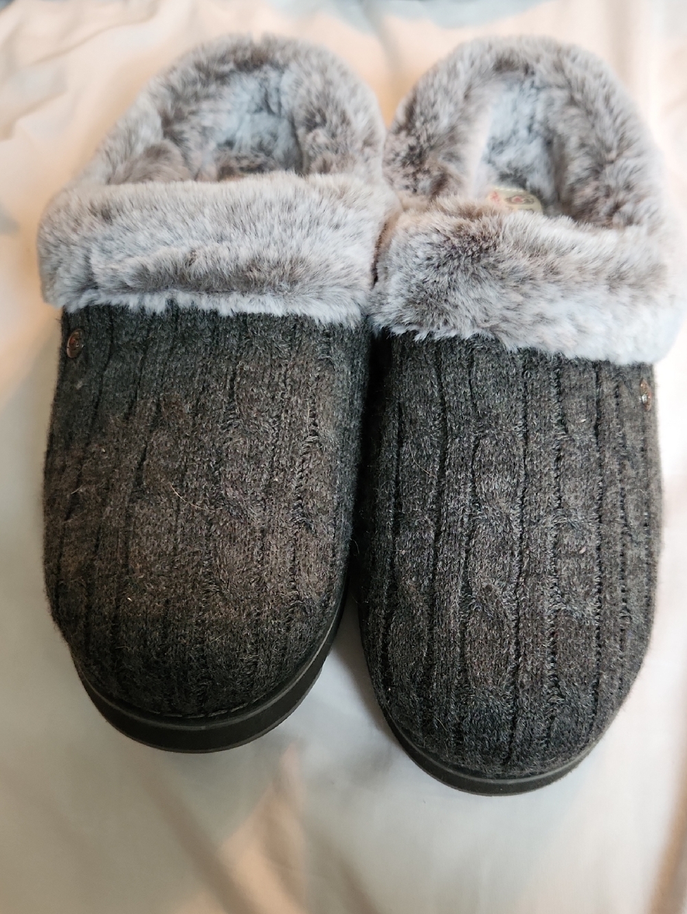 Like New Skechers BOBS Plush Faux Fur Memory Foam Slippers in Light Gray